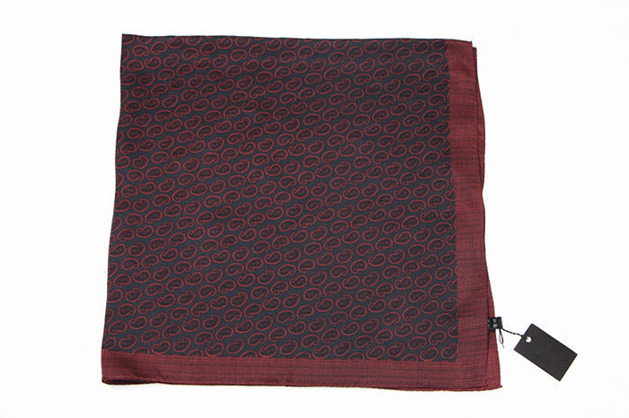 This casual, fashionable and trendy scarf with black and white patterns is versatile and artistic