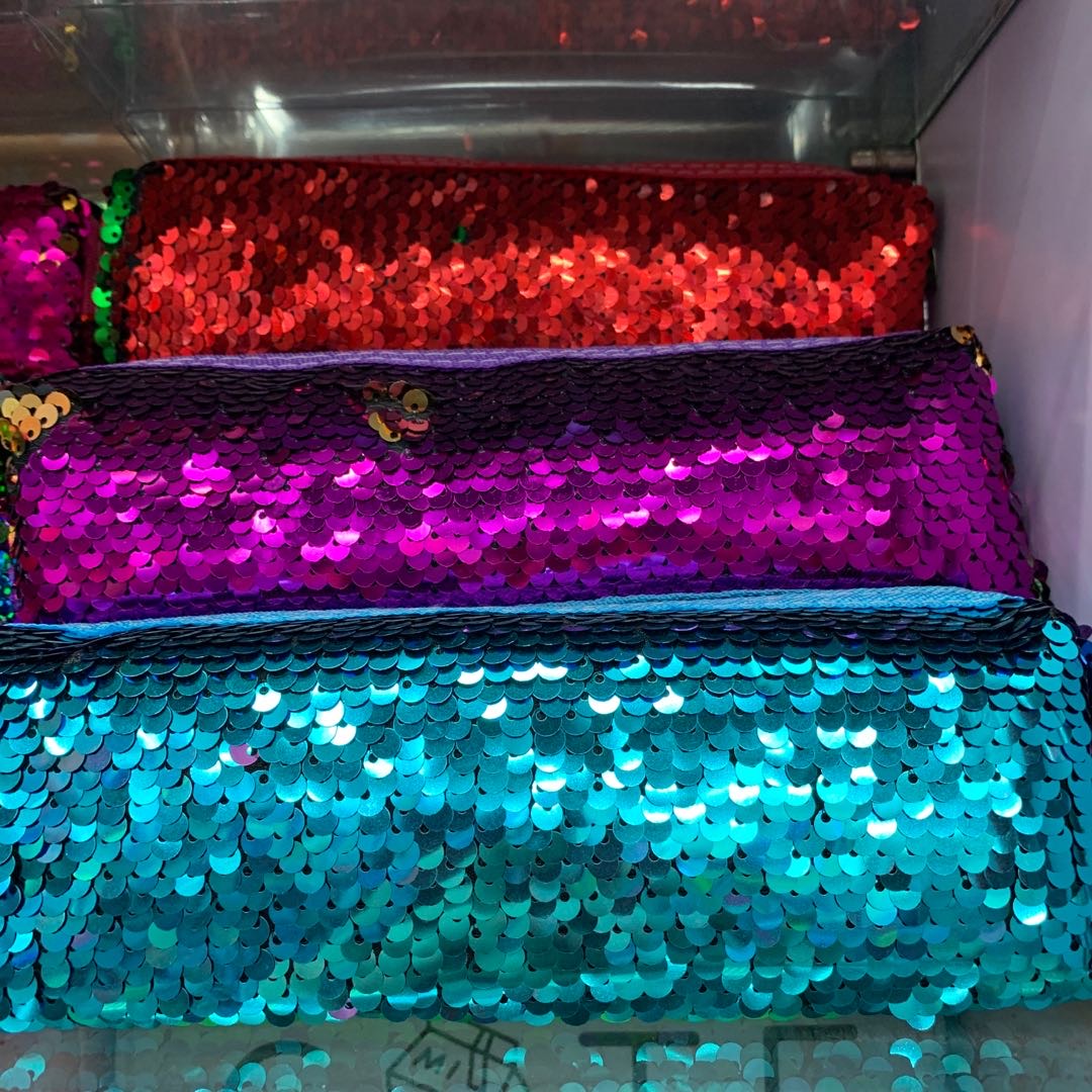 纯色鳞片外观笔袋红紫蓝配色