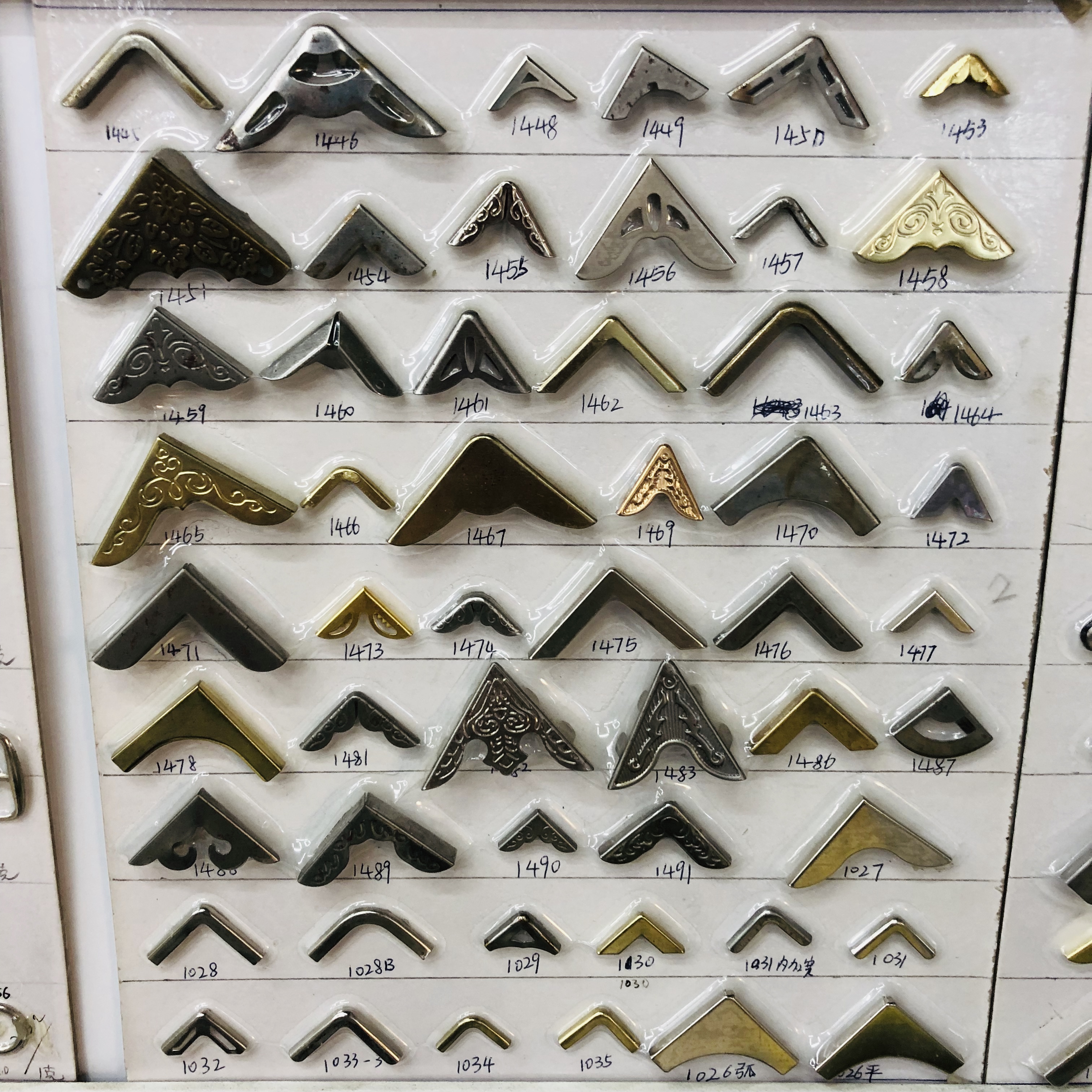 Factory direct sales of various clothing accessories and accessories, such as four-pronged beads, impact nails, drills, octagonal drills, cap nails, etc. Customized according to samples