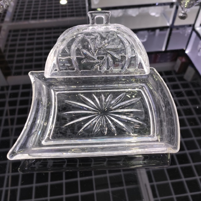 A variety of covered glass cake trays are available for selection. The price is negotiable details Picture