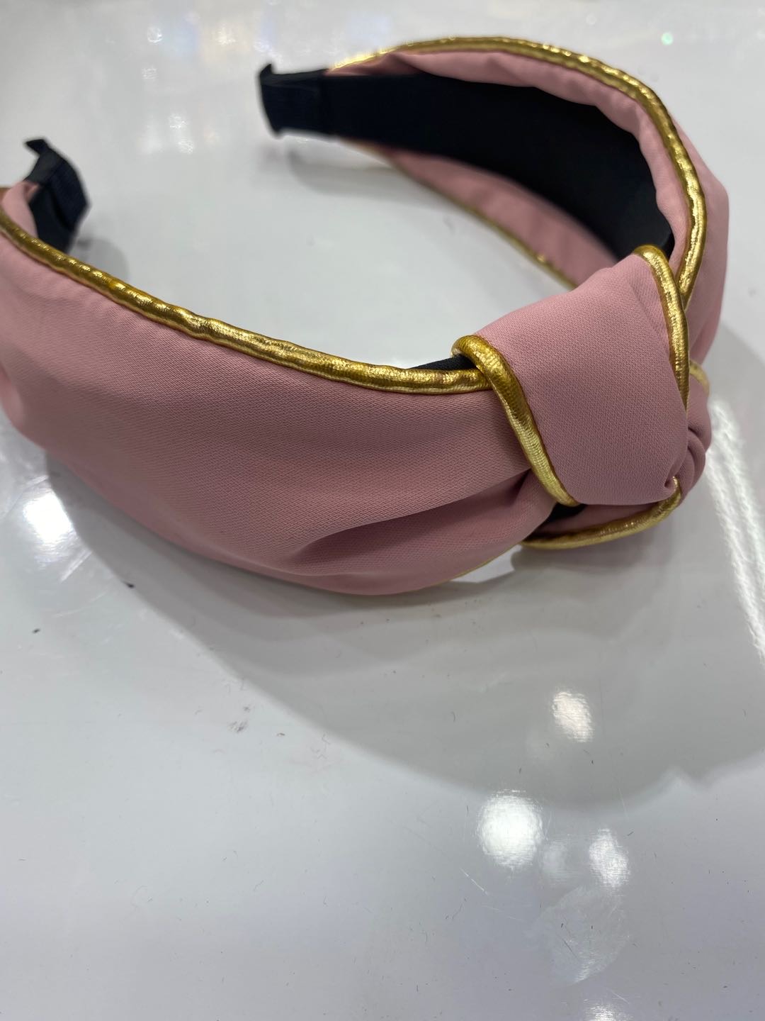 A popular new Korean-style fashionable and casual women's headband with gold edges and knots details Picture