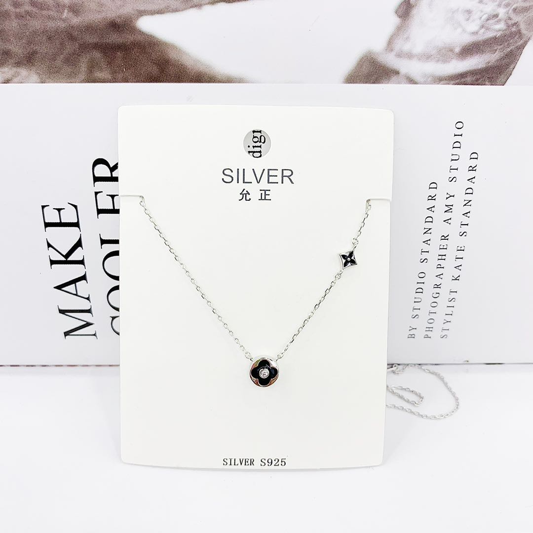 The small flower pure silver necklace is simple, versatile, fashionable and fresh, and a best-selling collarbone chain