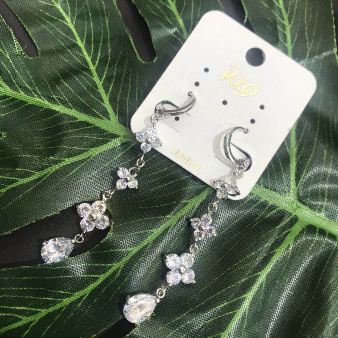 Japanese and Korean four-leaf clover zircon earrings, long, super shiny, simple and elegant earrings for women