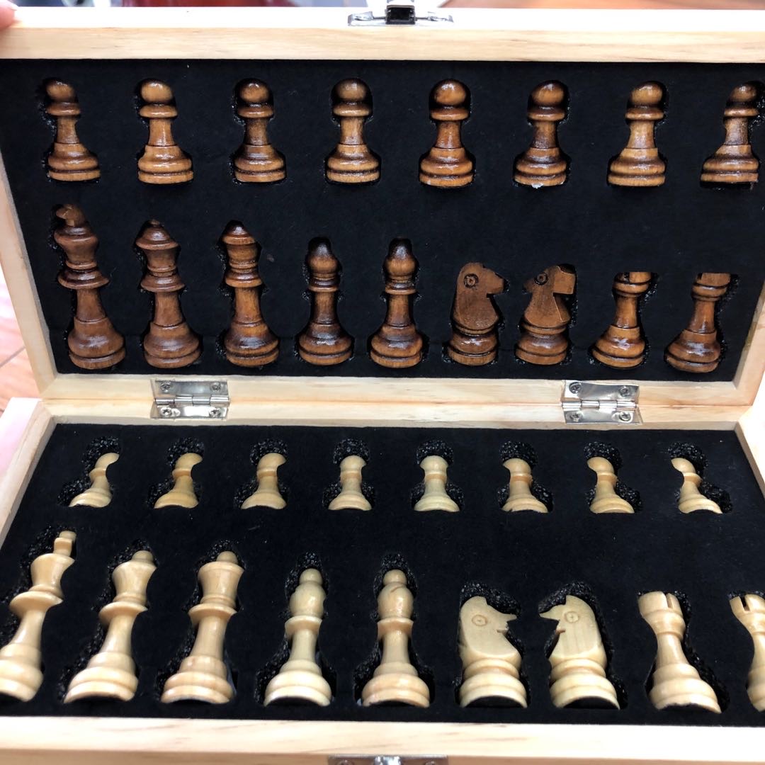 磁性国际象棋套装折叠棋盘初学者儿童黑白棋子实木棋盘棋子双皇后细节图