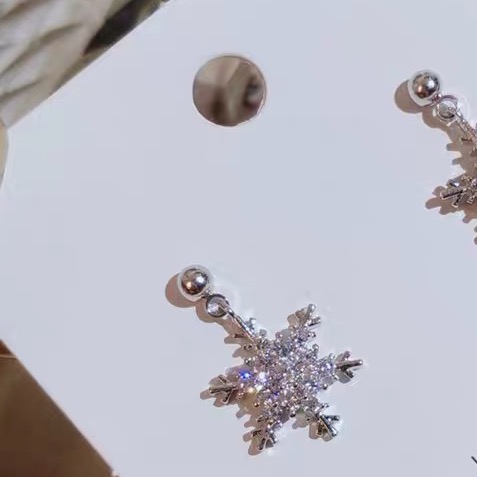 Factory direct sales of exquisite snowflake-shaped women's earrings with diamond flowers, Han Han accessories, Han Han accessories details Picture