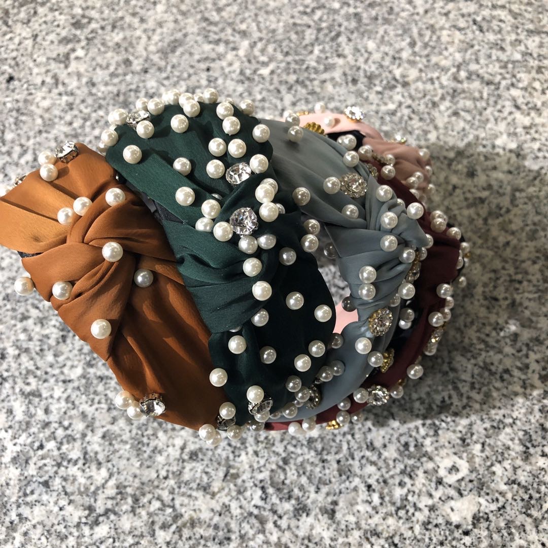The wide-edge diamond hairband with diamond and pearl is versatile. The headband for going out makes the face look smaller. The hairpin is super fairy-like, forest-style and V-shaped