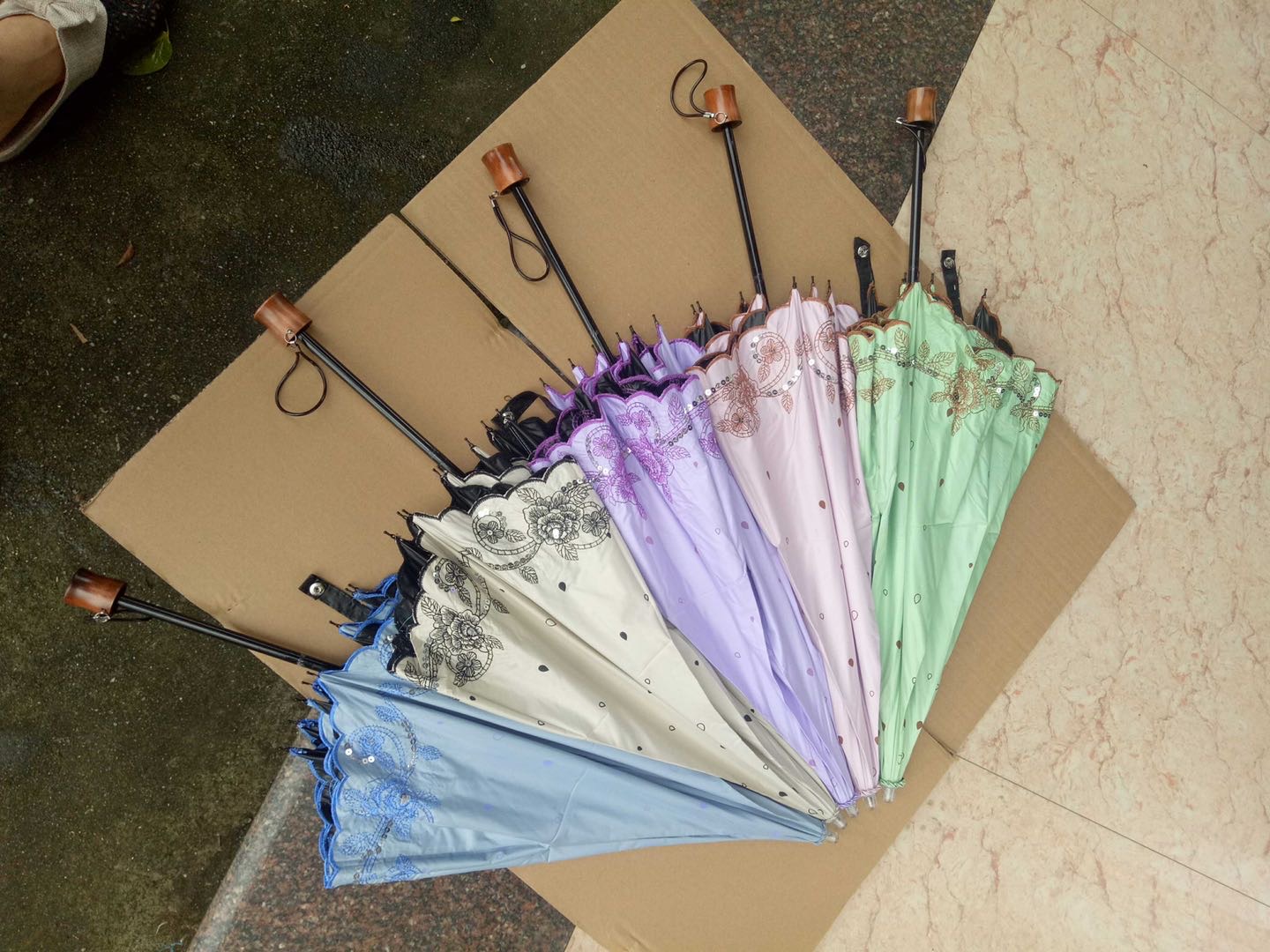 金欧二折洋伞二折黑胶刺绣伞晴雨伞防紫外线太阳伞细节图