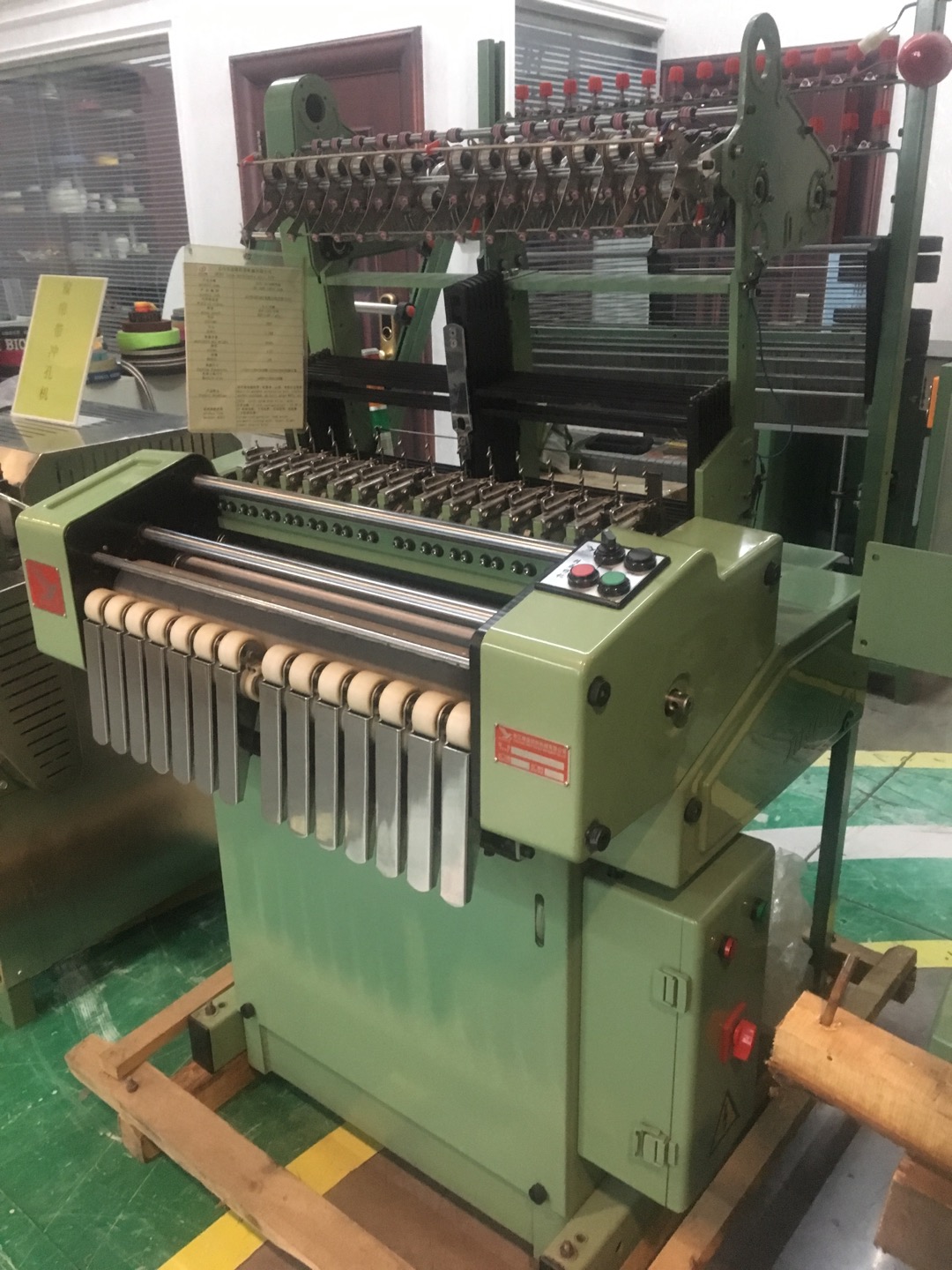 Dilong - Lean Spinning Machine JYF5 14/20 webbing machine, suitable for clothing accessory belts, elastic belts, PP belts, straw mat edge belts, etc.! 380V/1.5KW, net weight 600KG, rotational speed 800-1100/ minute, floor area 2600*1130*2100MM. Specification image