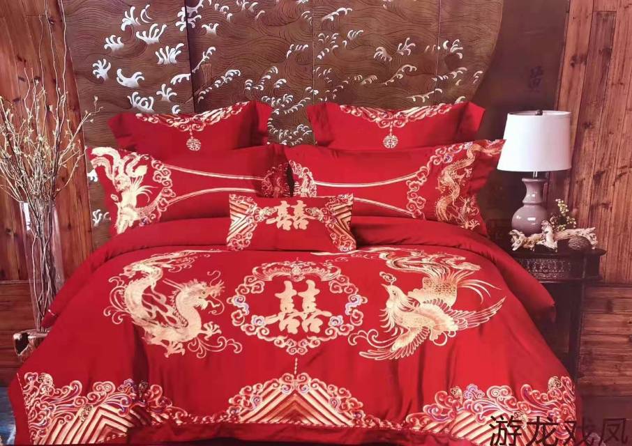 Wedding four-piece set: Bright red pure cotton embroidered newlywed quilt, all-cotton dragon and phoenix quilt cover, wedding bedding for 60 to 80 years, bedding, home textile quilt cover details Picture