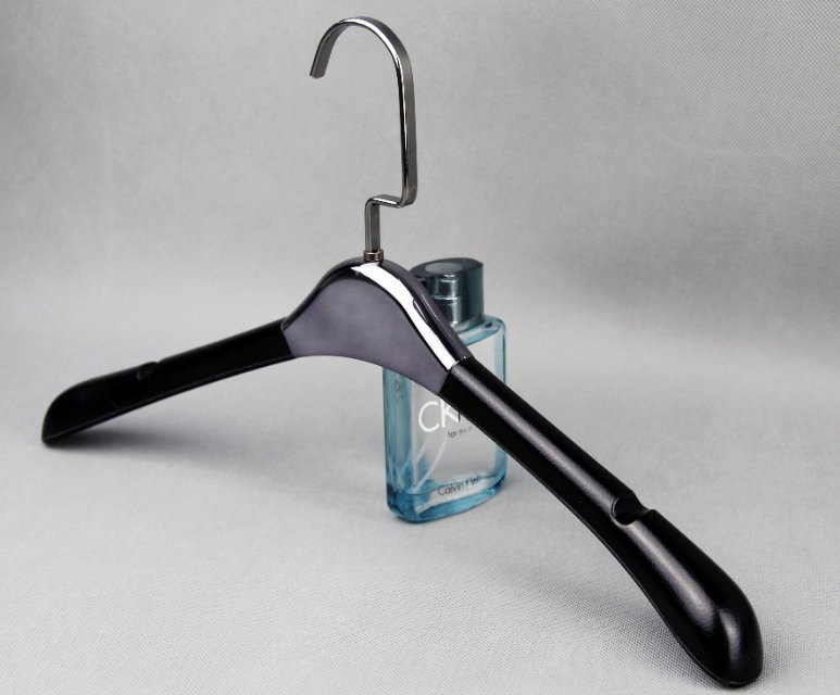 厂家直销简约高档环保PU皮革衣架防滑塑料衣架衣撑挂架黑色金属边产品图