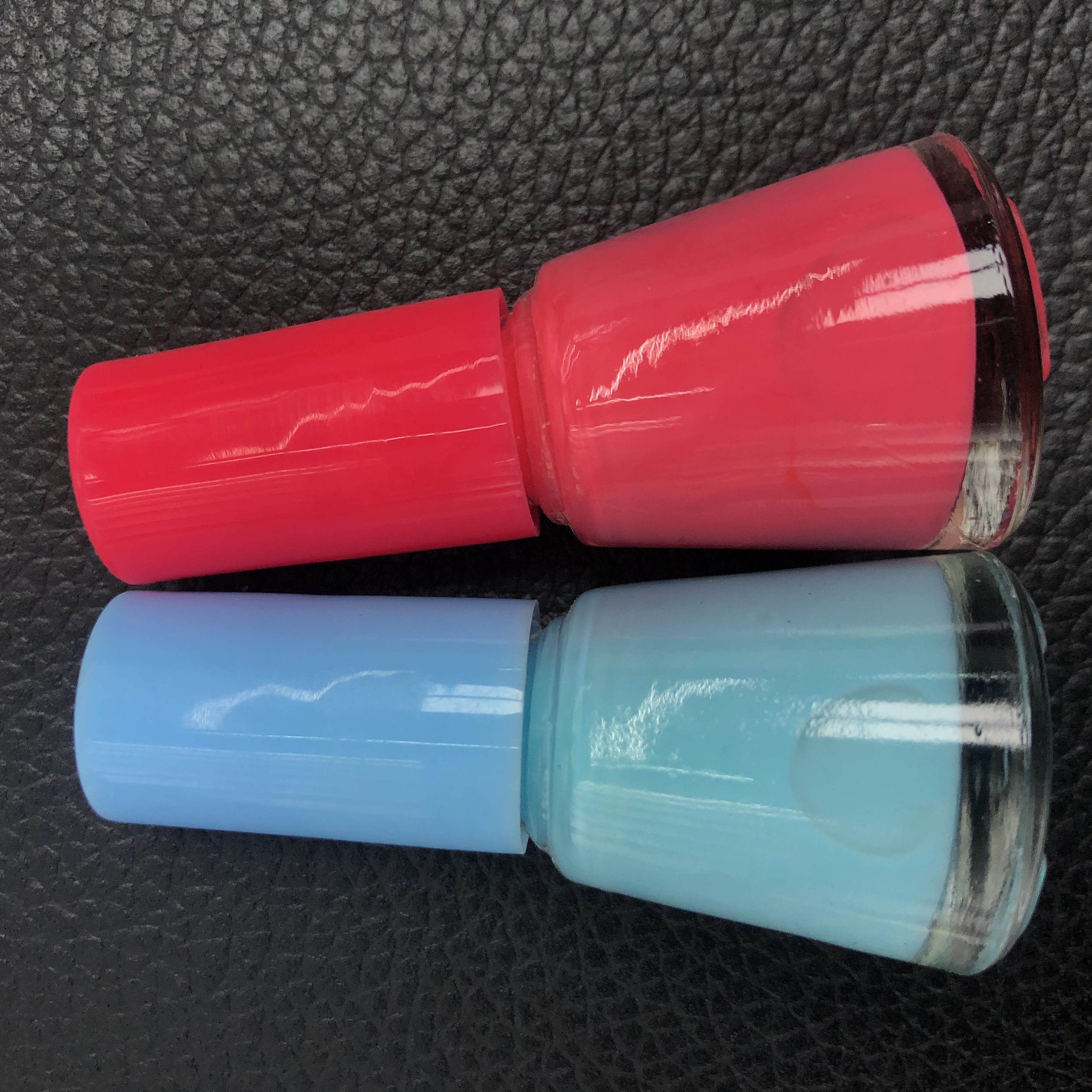Fashionable colored nail polish comes in a rich variety of colors, allowing for free selection and combination. Small bottles are more convenient