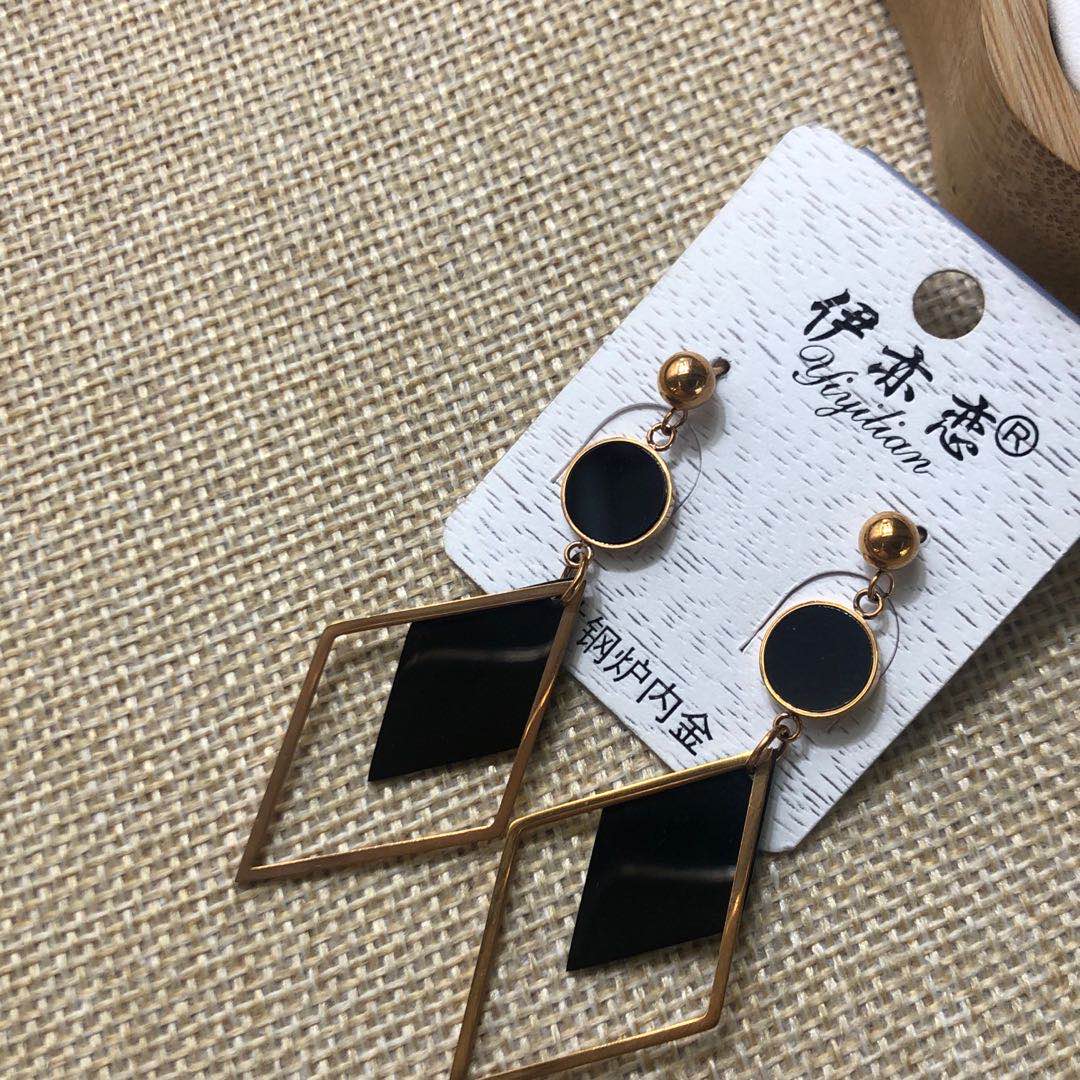 Japan And South Korea High-End Hollow Diamond Earrings Fashion Ladies Hand Jewelry Stainless Steel Jewelry Love details Picture