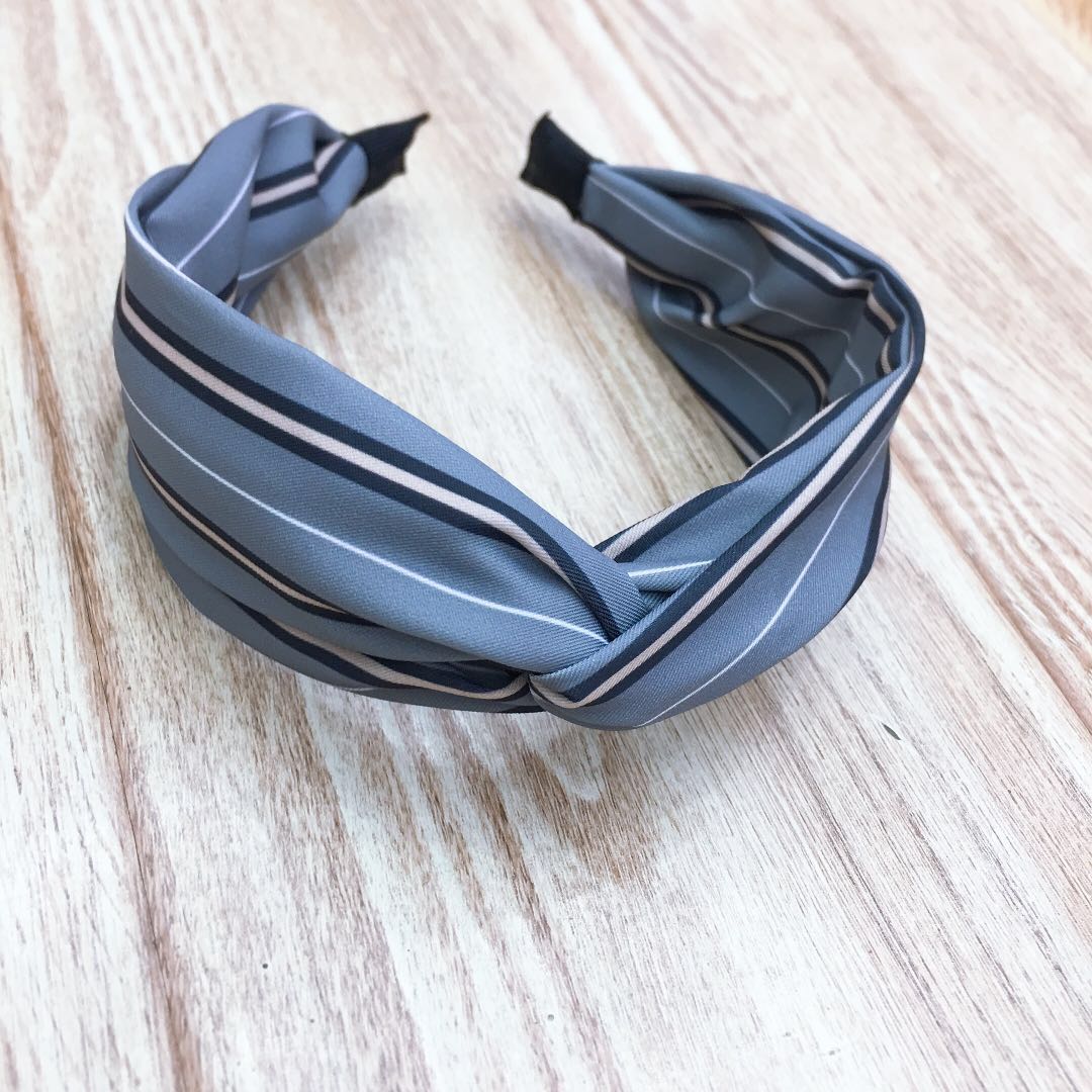 The original handcrafted striped cross headband is a simple and versatile fashion series. It is a must-have and versatile accessory for exquisite piggy girls details Picture