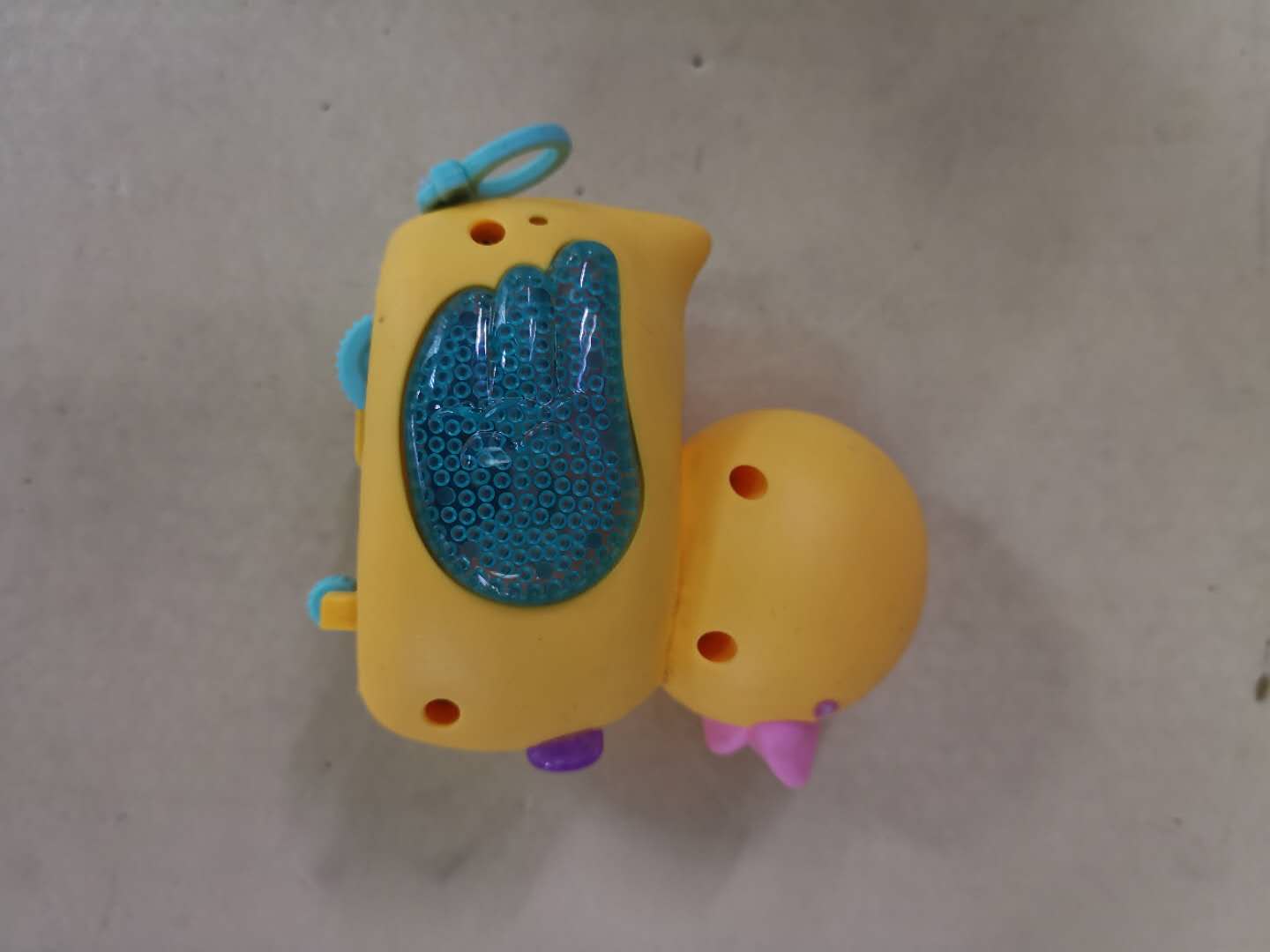 趣味拉力灯光小萌鸭，拉力上链前进带灯光，三色混装，边走边发光产品图