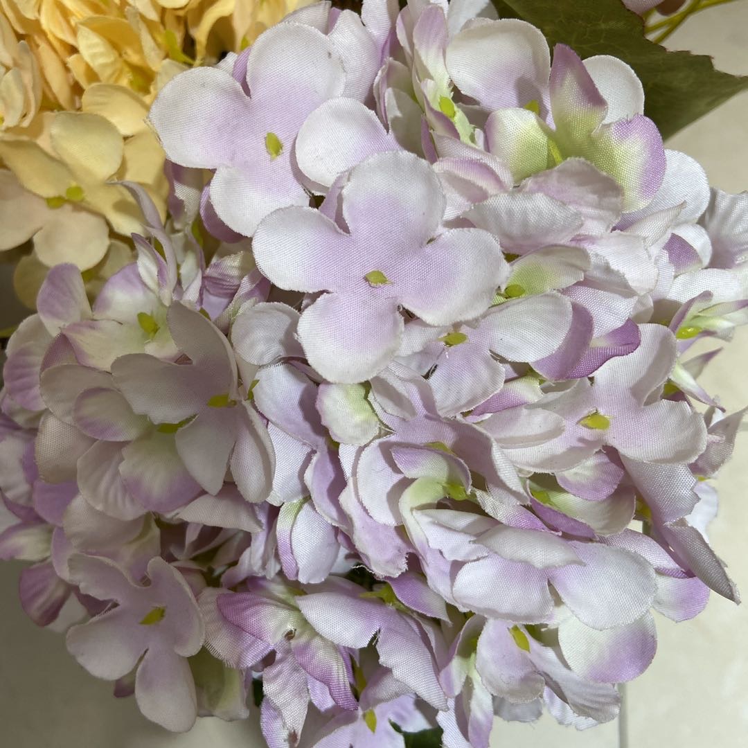 Fresh and light dining table floral art set, artificial flower decoration, flower arrangement, silk flowers, artificial flower ornaments, and hydrangea decorations for the living room details Picture