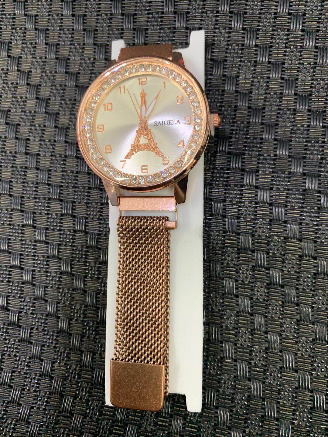 A popular online celebrity, diamond-encrusted magnetic clasp mesh strap ladies' quartz watch