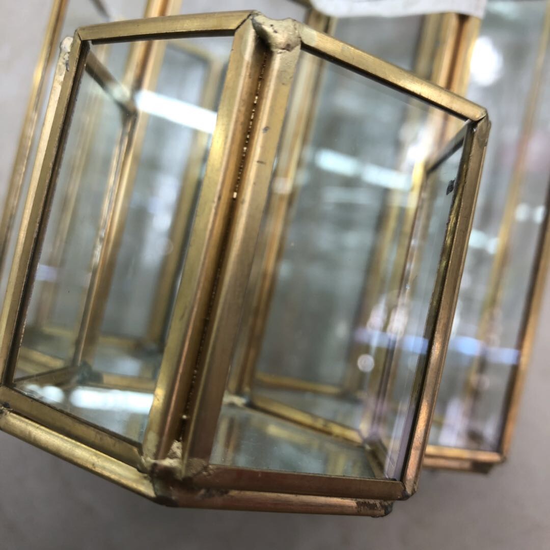 Metal makeup brush box, popular glass storage box, dust-proof home desktop dressing table details Picture