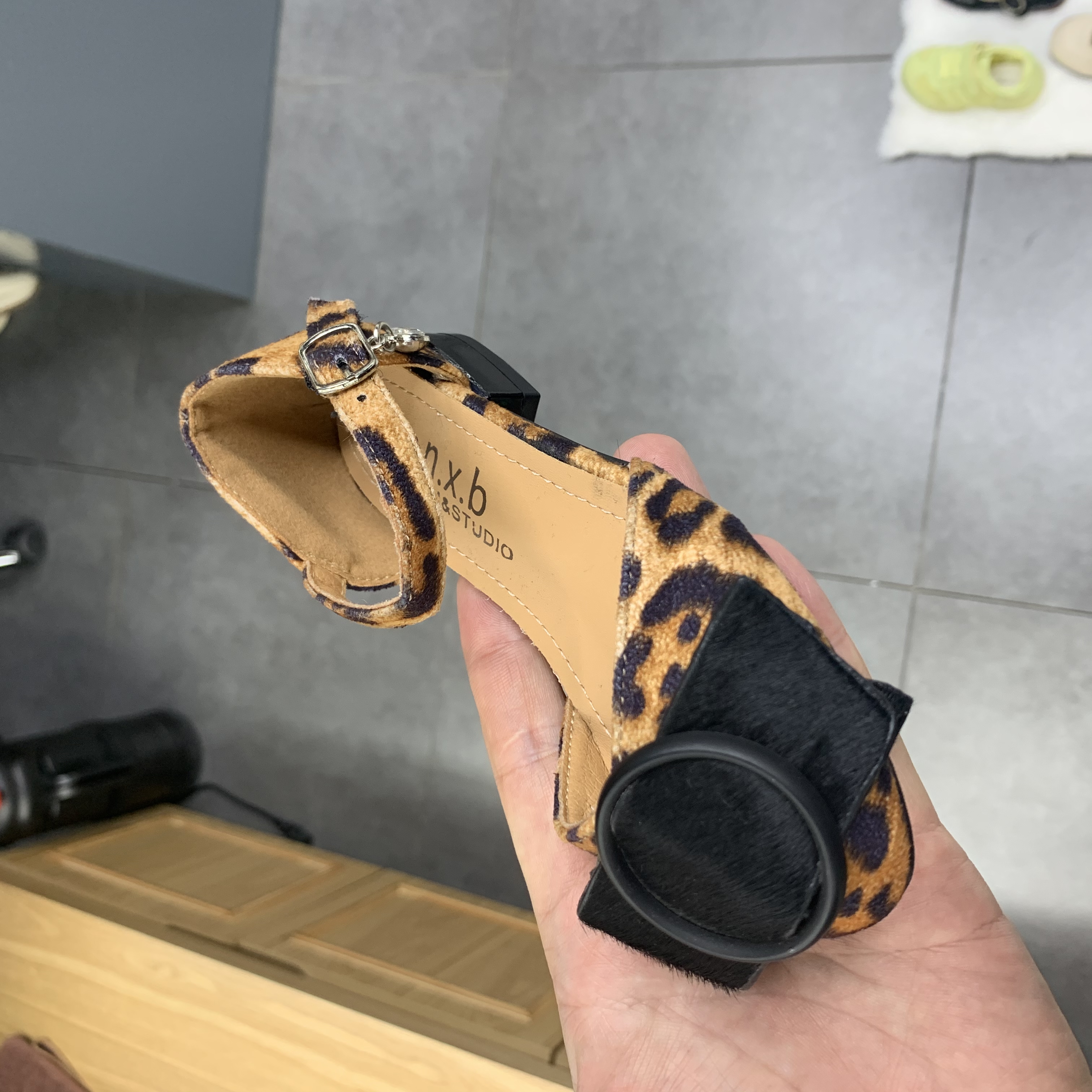 2020夏季一字带露趾粗高跟鞋法式女通勤凉鞋