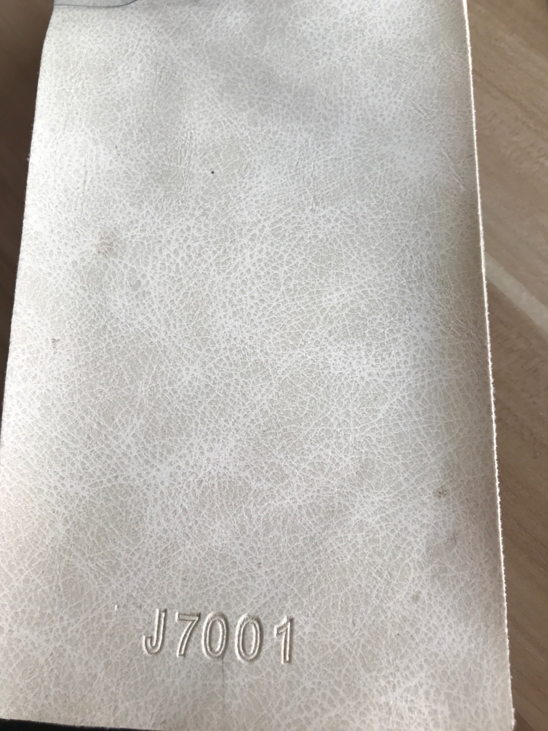 Sofa leather J70 is specially designed for sofa leather, with a smooth and soft surface that is durable. We have a large number of high, medium and low-end bags in stock details Picture