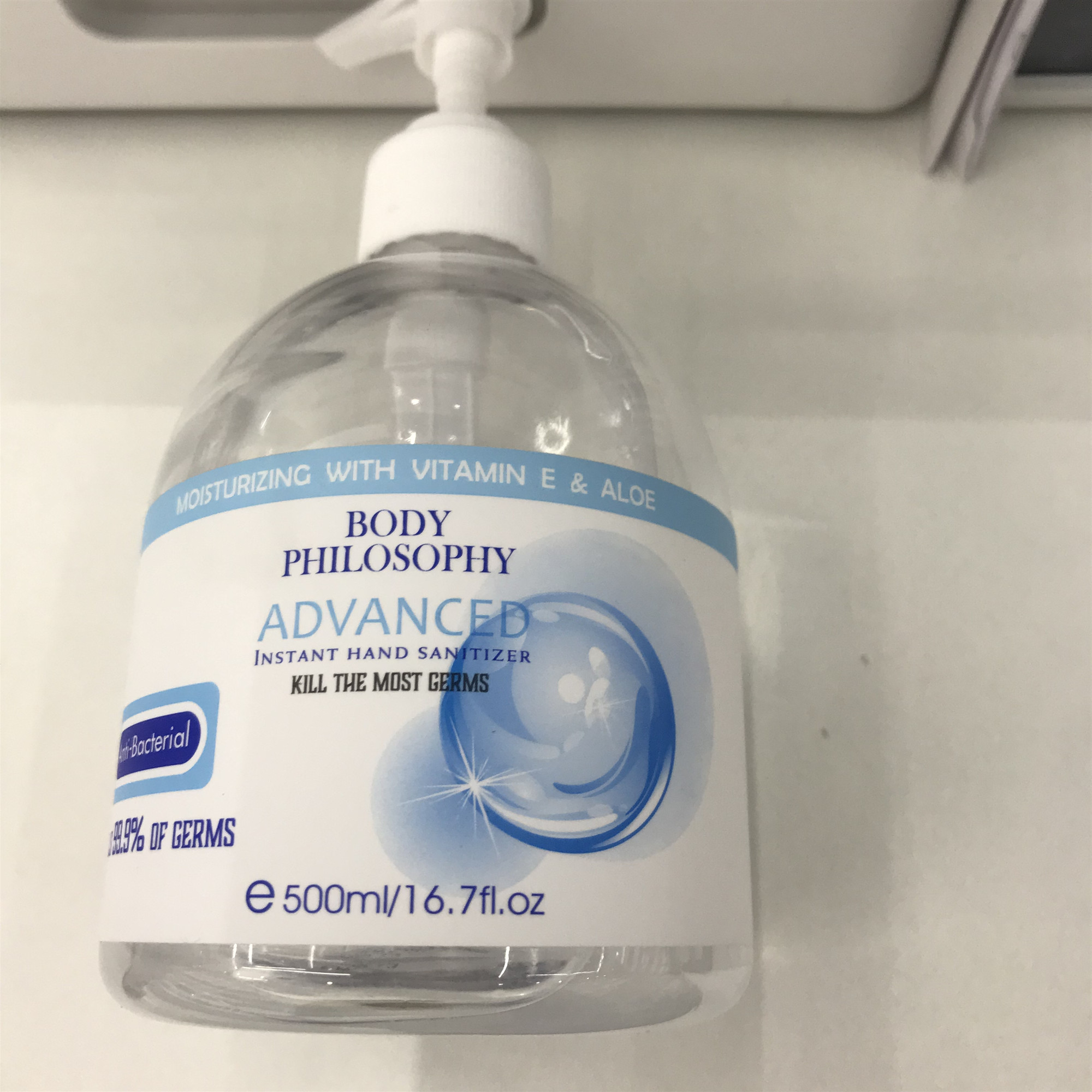 500ml alcohol-based hand sanitizer disinfects, kills bacteria, inhibits bacteria and dries quickly