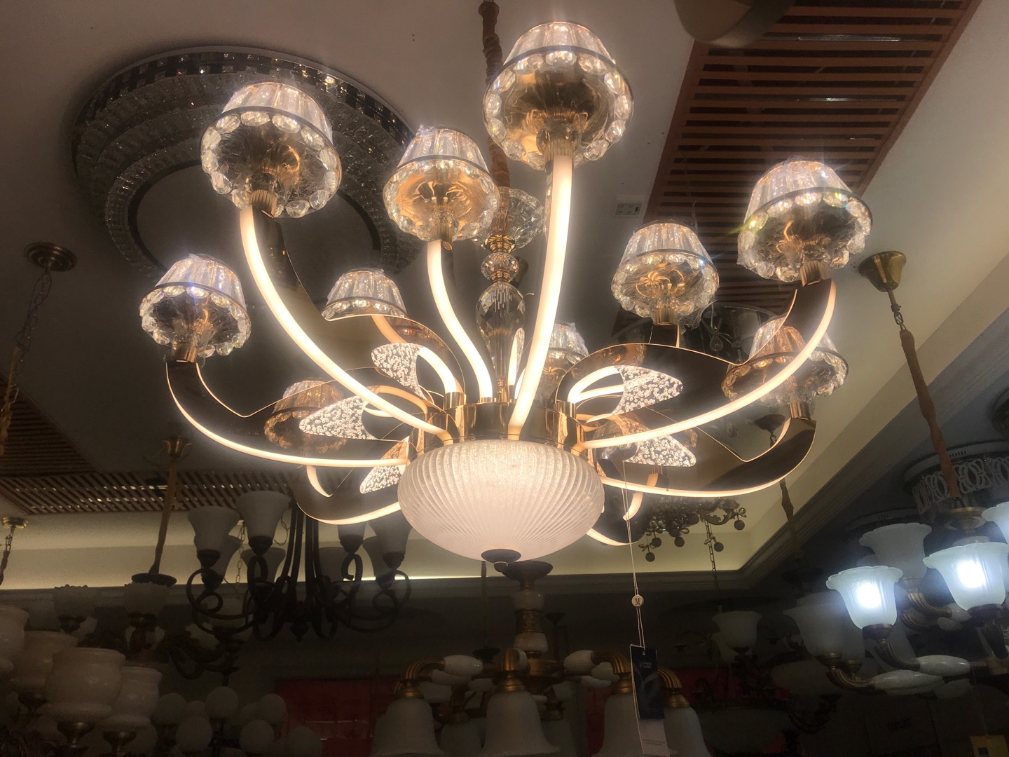 Modern and light luxury acrylic crystal chandeliers under the Four Seasons Lighting brand