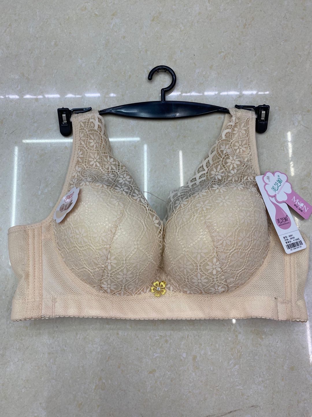 A plus-size lingerie for a plump girl weighing 200 pounds, when gathered together, is as thin as a steel ring