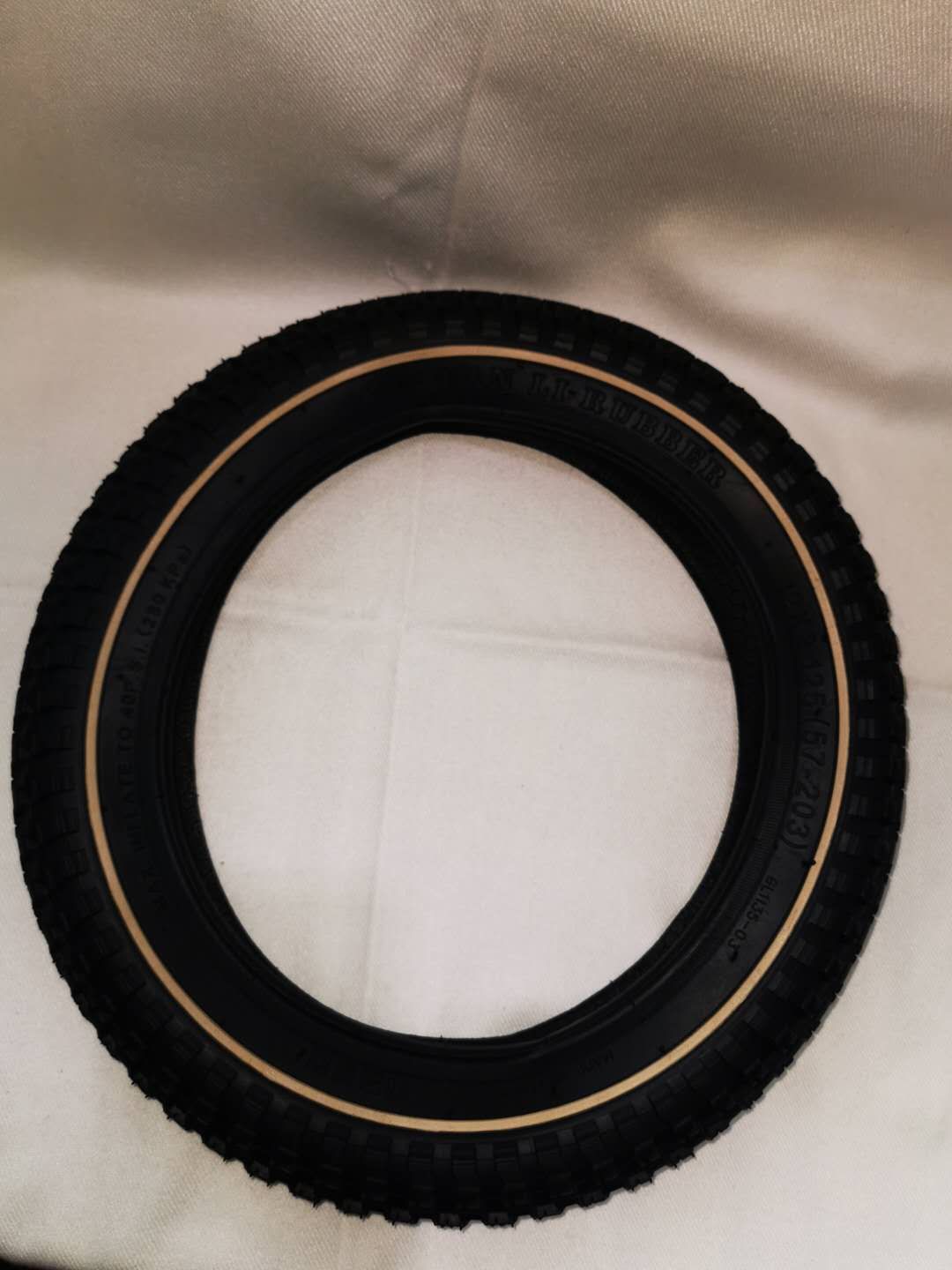 12*2.125加白线天然橡胶自行车外胎