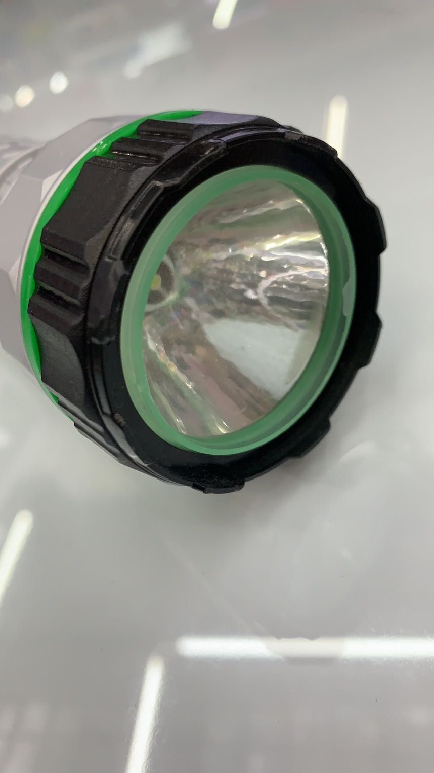 Plastic led flashlight, with replaceable dry battery. Specification image