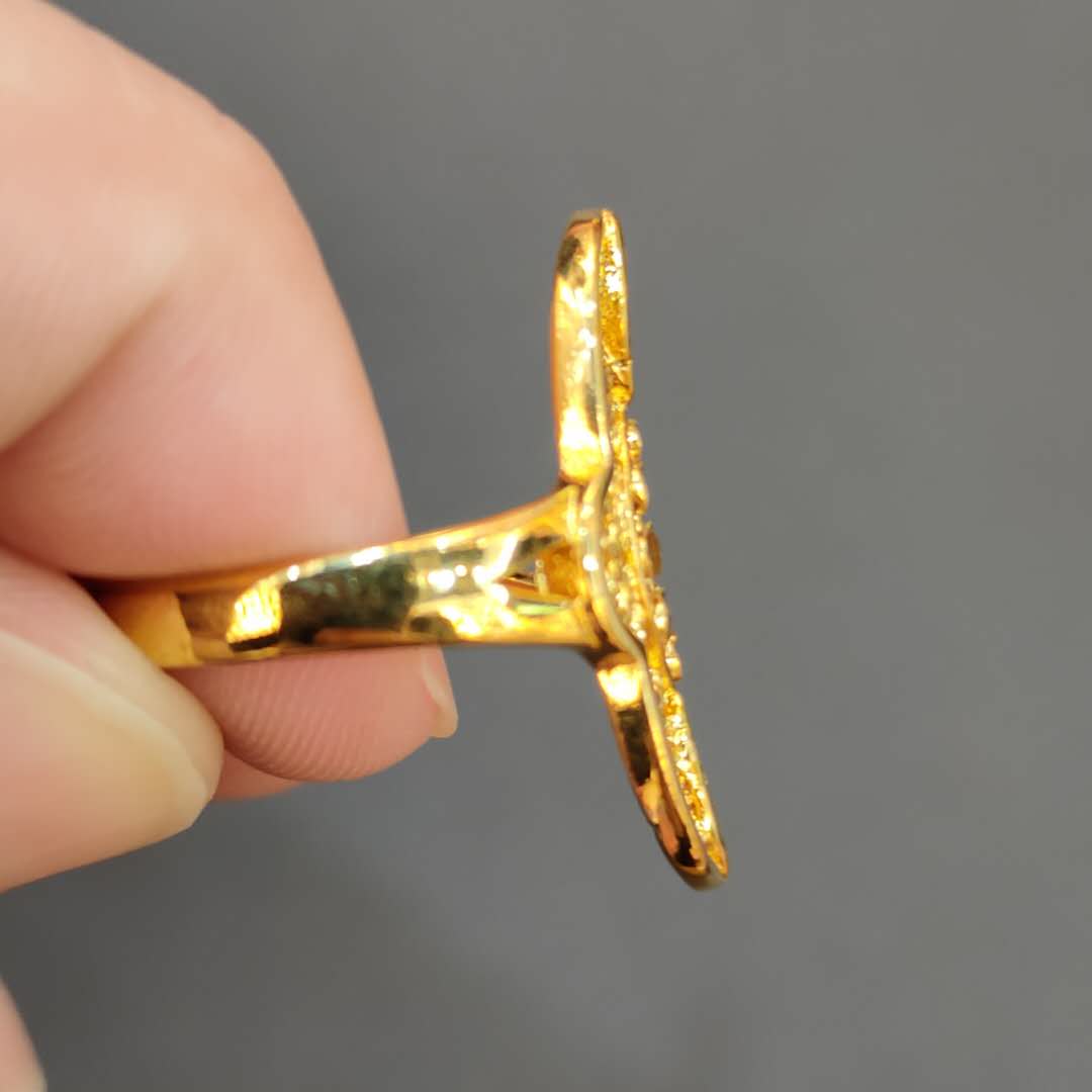 A new type of gilded birthday gift with engraved patterns and a large ring details Picture