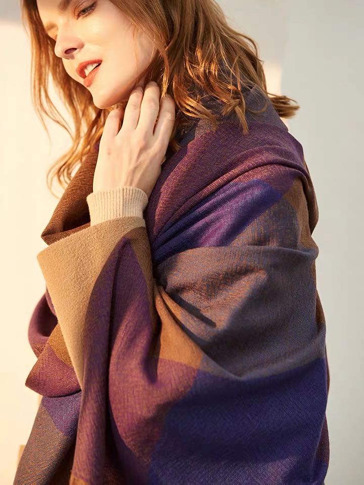 A classic long scarf with a popular autumn and winter ladylike shawl worn over a lady's scarf details Picture