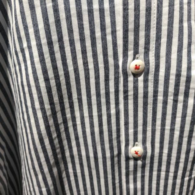 Vertical striped men's casual shirt details Picture