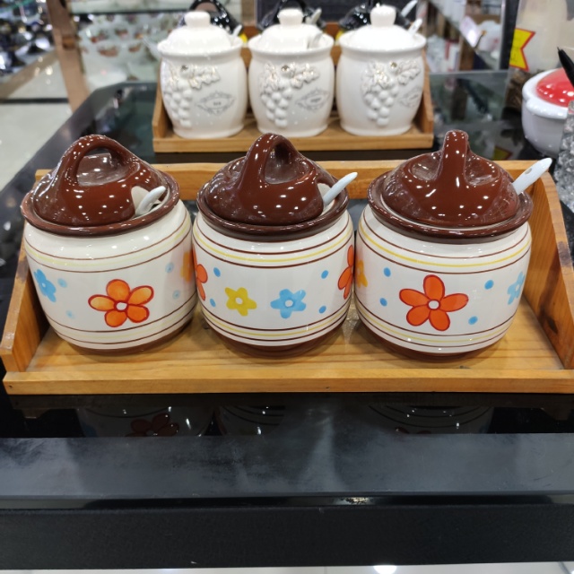 Small flower-shaped covered seasoning jars are available in multiple colors