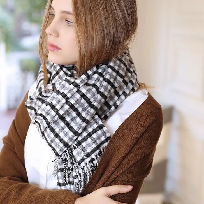Women's Fashion Trend Goes With The New Black And White Chequered Classic Scarf details Picture