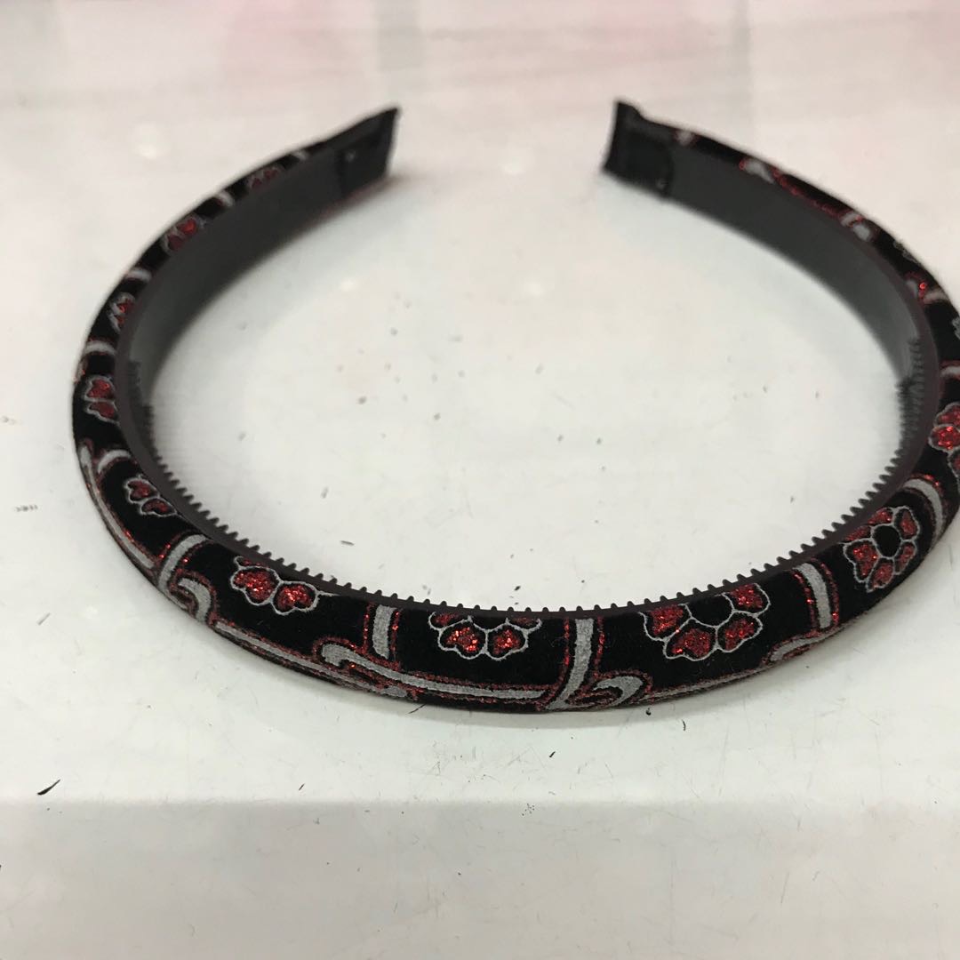 The hairband, women's headband and hair tie are versatile. When going out, the hairpin is simple and elegant. The Korean-style hairpin has fine edges and teeth for anti-slip when washing the face