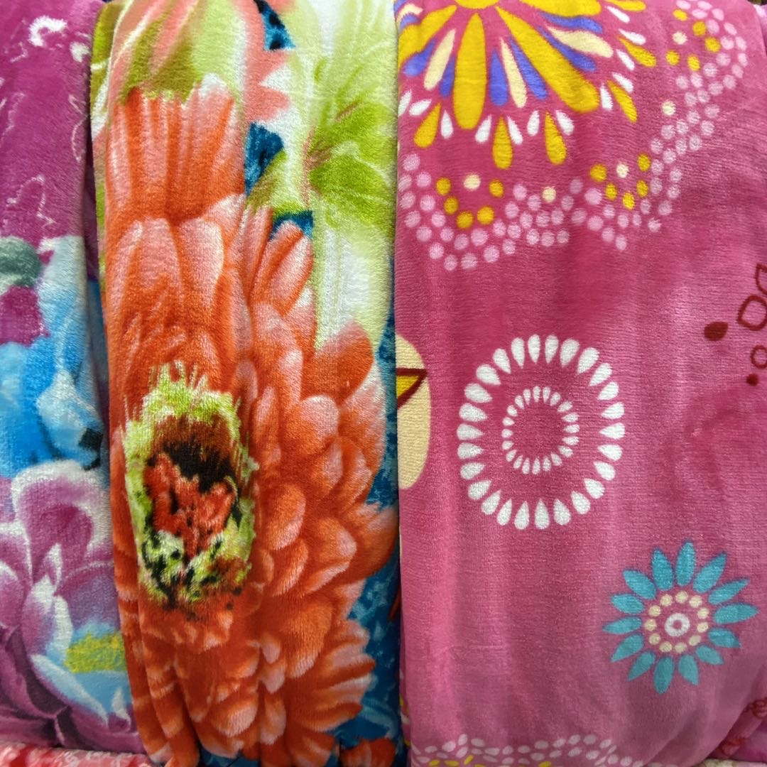 粉底彩色花朵图案印花超柔法莱绒毛毯200*230cm图
