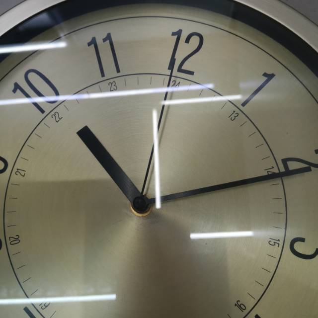 Modern, simple and retro home clocks, living room wall clocks, creative bedroom clocks, Nordic and American style wall clocks, silent and personalized decoration are selling well Specification image