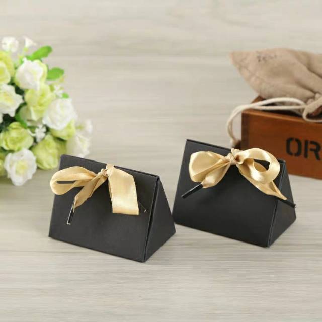 Customized creative mini triangular lipstick packaging box, fresh and clean cosmetics and small accessories, birthday gift box details Picture
