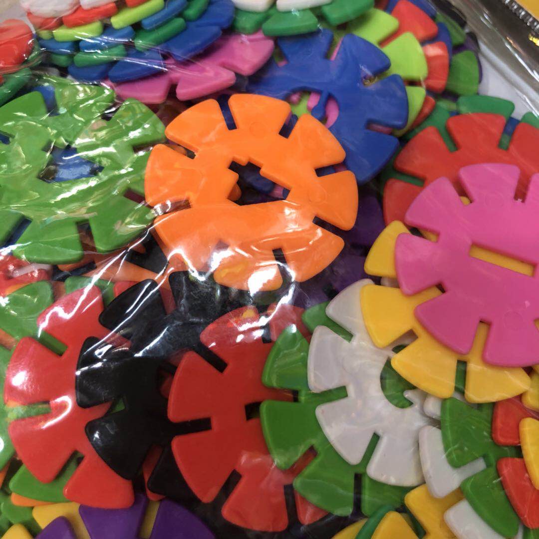 Jinpeng Toys Factory offers direct sales of plastic snowflake flaky toys, math children's toys, educational toys, and building blocks details Picture