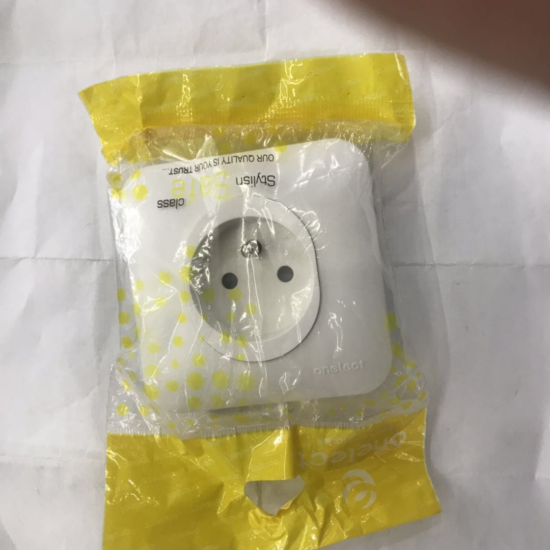 French standard three-pole 16A wall socket with safety door, 86-type panel French power socket, legal grounding socket details Picture