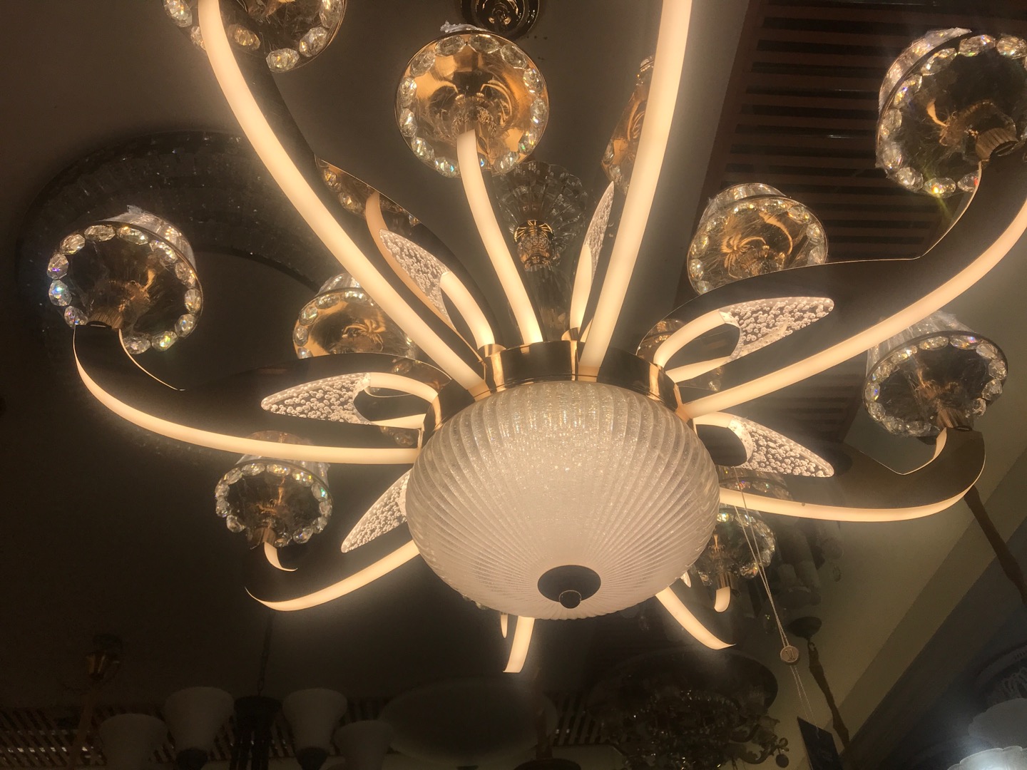 Modern and light luxury acrylic crystal chandeliers under the Four Seasons Lighting brand details Picture