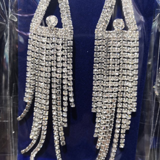 Elegant and stylish factory direct sales of European and American style diamond earrings and decorative earrings details Picture