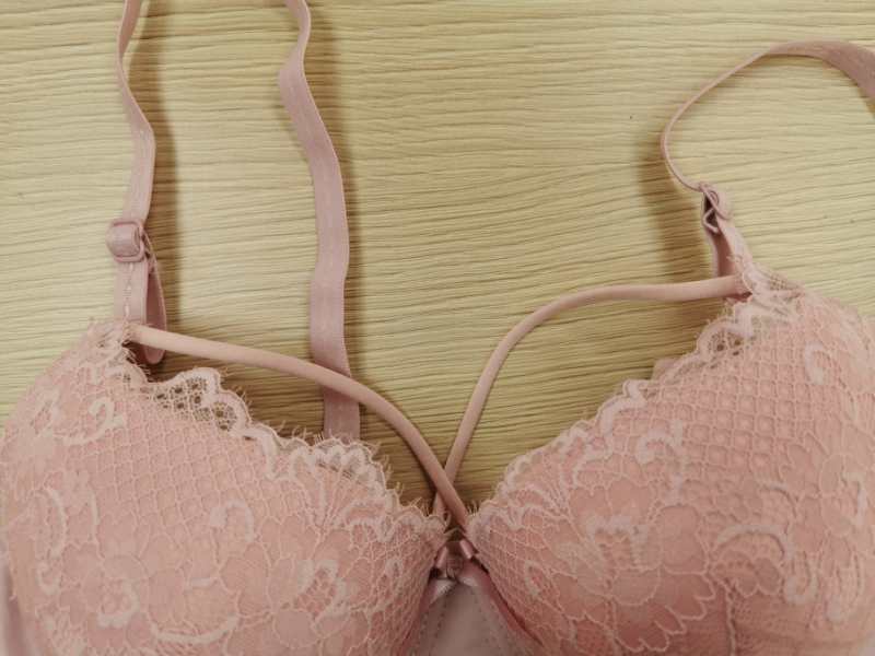 Central-Size Small Push-Up Lace Bra With Underwire Detachable Straps details Picture