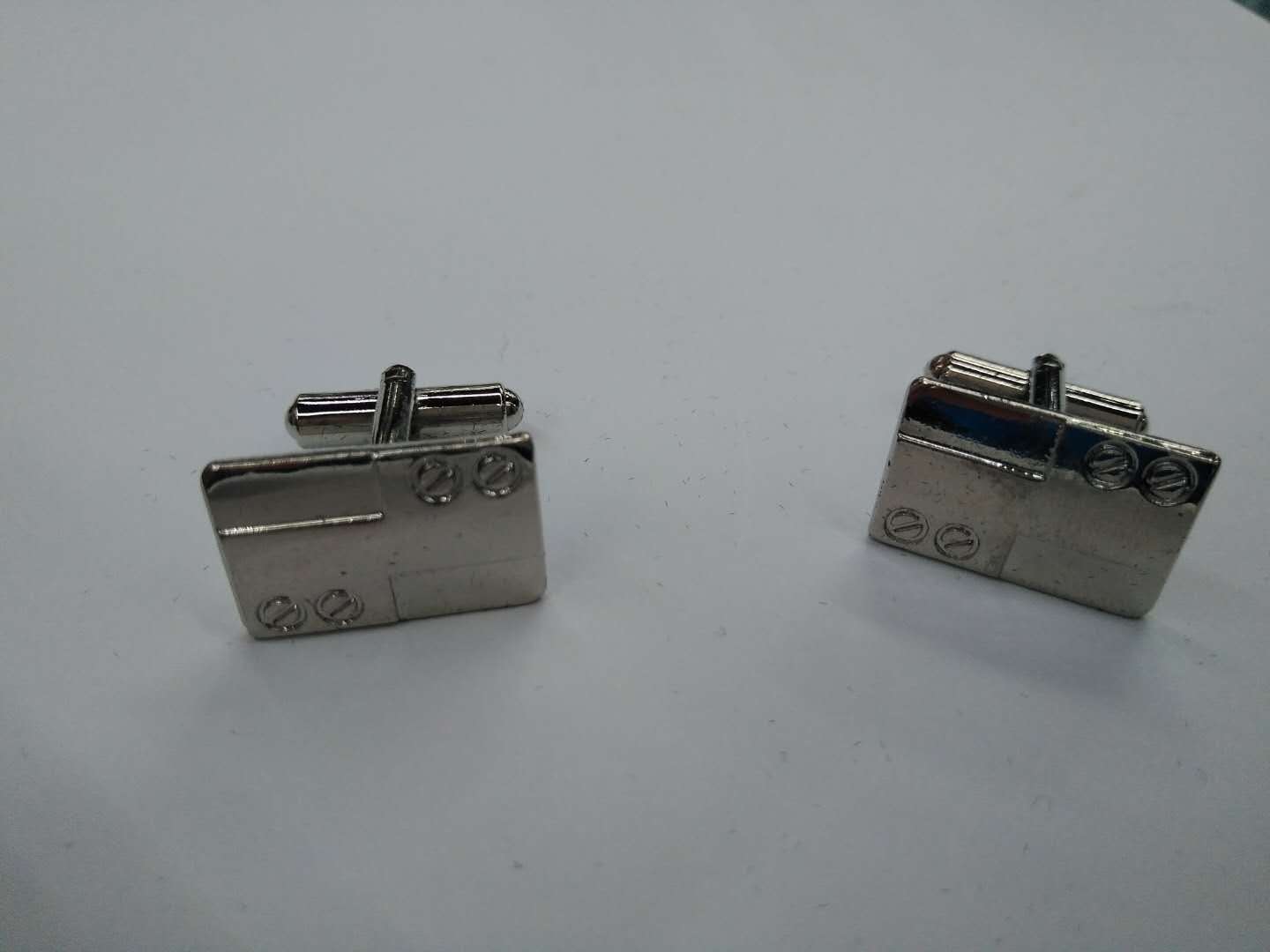 This is a simple European and American style cufflink with alloy electroplated metal