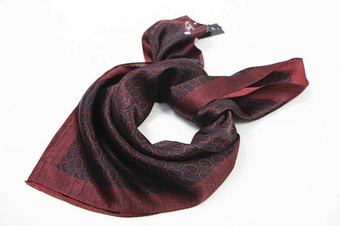 This casual, fashionable and trendy scarf with black and white patterns is versatile and artistic details Picture