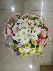 High-end simulated silk fabric with 5 forks and 15 tender white golden-tailed chrysanthemums