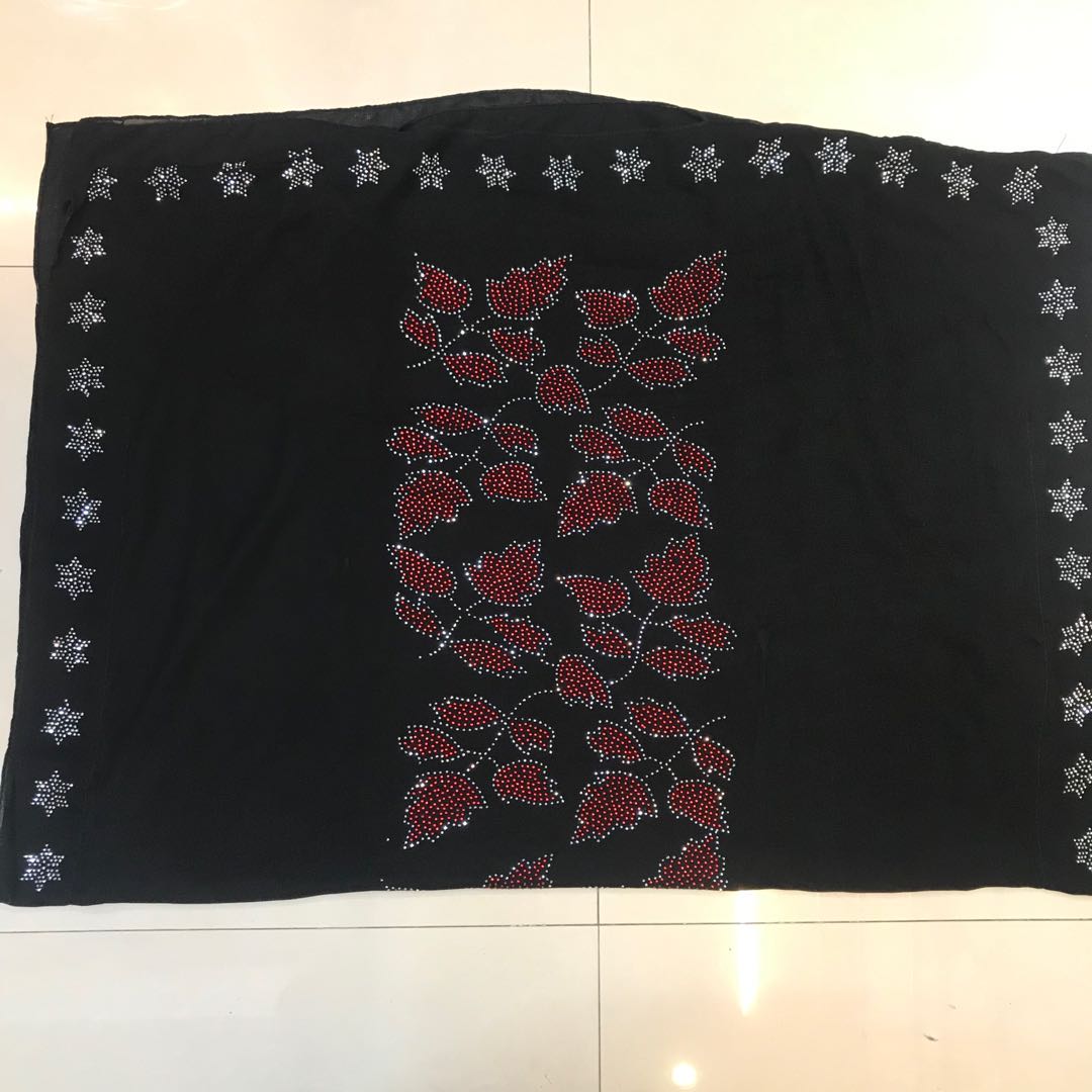 A fashionable and versatile casual headscarf or shawl made of permed diamond leaves and linen for women details Picture