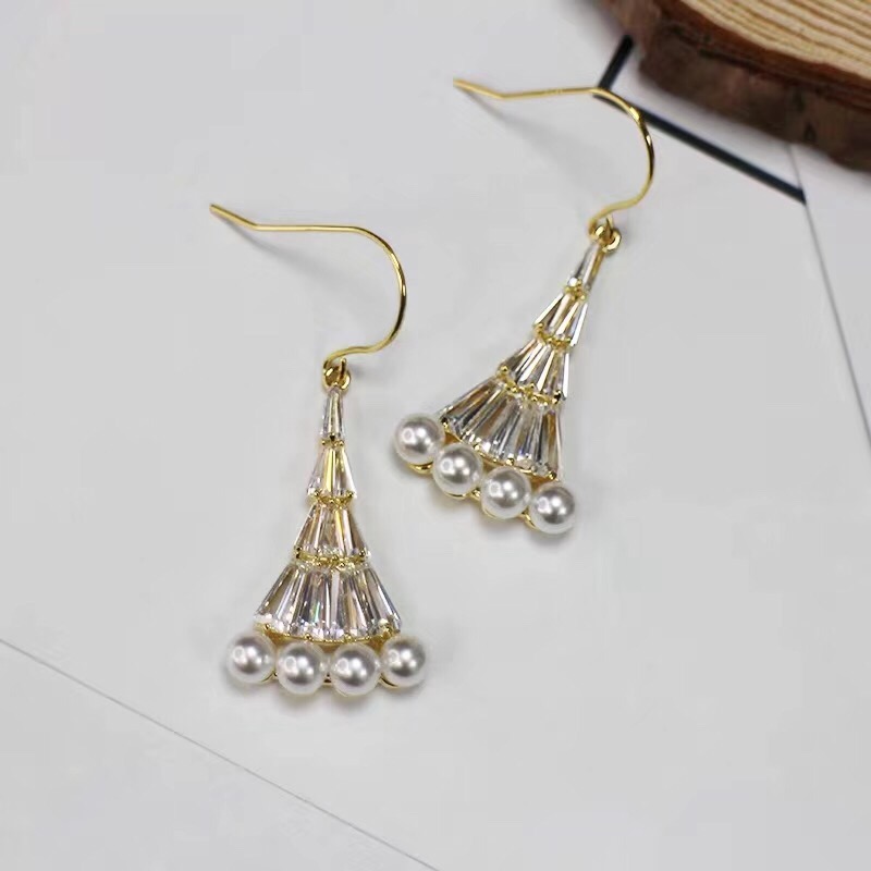 日韩风扇形耳钉微镶钻石轻奢精致女性优雅耳饰产品图