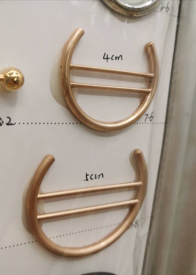 U Decorative Buckle Electroplated Buckle Diameter 4-5Cm Light Gold Oil Injection Korean Version U-Shaped Spiral Buckle Shawl Brooch Specification drawing