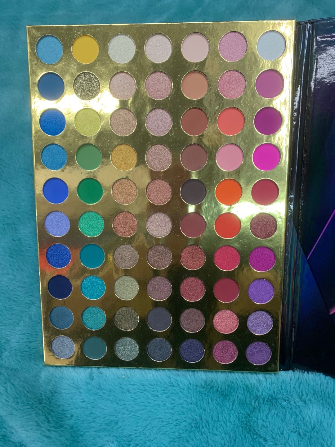 The misty satin eyeshadow is waterproof and does not smudge. It is a matte eye makeup for beginners and lazy people details Picture