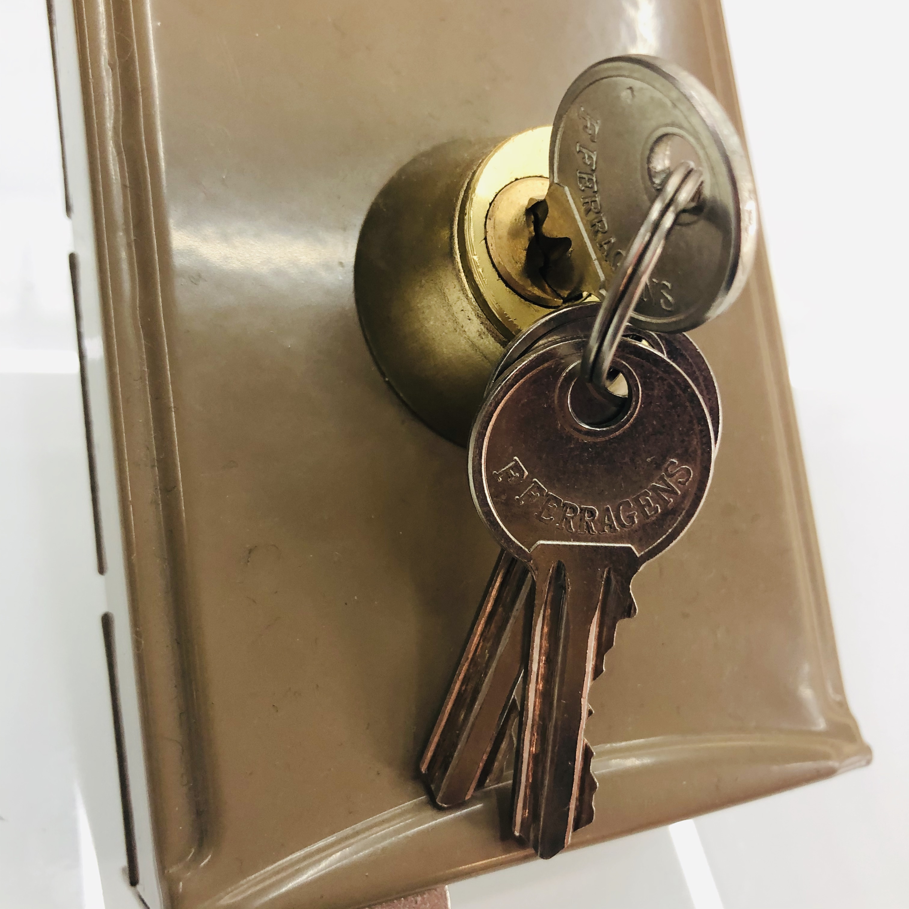 金色外装牛头锁室内门锁配带钥匙细节图